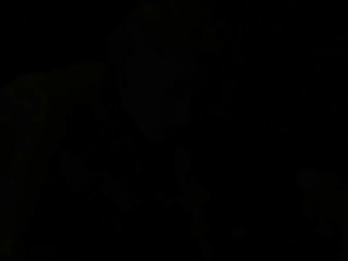 Маньяк с другом извращенцем трахает блондинку, применяя вибратор