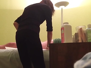 Незнакомка учится делать массаж члена на резиновой игрушке